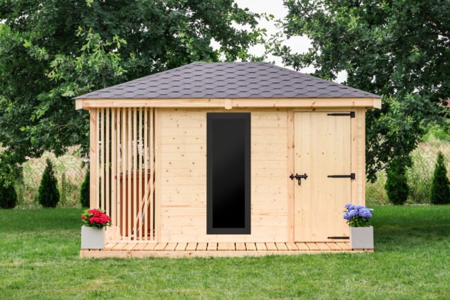 Drewniany domek narzędziowy z solidnymi drzwiami, idealny do przechowywania sprzętu ogrodowego