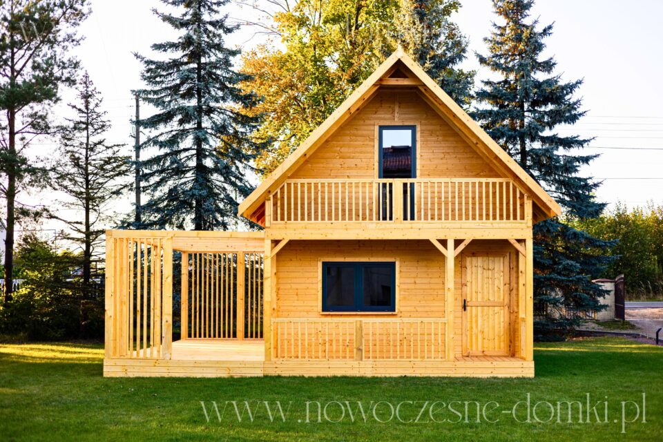 Drewniany domek letniskowy z balkonem i obszerną pergolą - Nowoczesne Domki